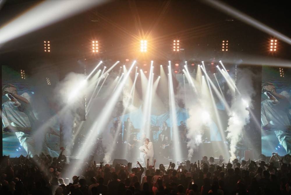 Kira-kira 1,500 peminat hadir menyaksikan persembahan Joe Flizzow bersama rakan-rakannya.