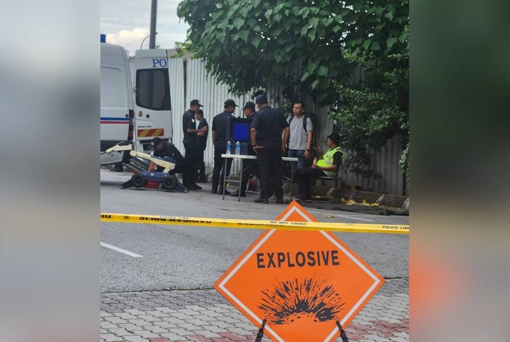 Anggota polis bertugas diarah ke lokasi bagi menjalankan siasatan. - Foto tular media sosial