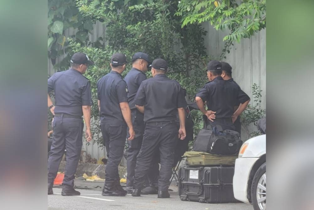 Siasatan lanjut oleh pihak polis mendapati bagasi itu rupanya hanya berisi pakaian dan bukannya bom.- Foto tular media sosial