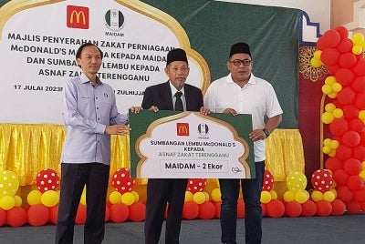 Shaikh Harun (tengah) pada Majlis Penyerahan Zakat Perniagaan dan Sumbangan Lembu oleh McDonald's Malaysia kepada asnaf zakat negeri Terengganu di Kompleks Seri Iman di Kuala Terengganu pada Isnin.