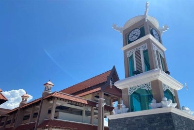 Menara jam yang mempunyai nilai tarikan pelancong di Pasar Besar Kedai Payang.