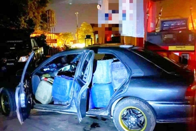 Tindakan sebuah stesen minyak di sini yang disyaki membuka premis seawal jam 4 pagi bagi menjual bahan api itu untuk tujuan penyeludupan diserbu KPDN Kelantan pada Isnin.