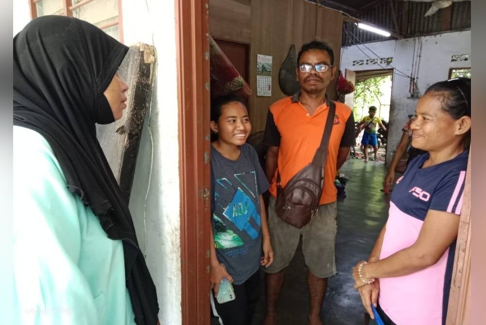 Jira (kanan), Jopri (dua dari kanan) dikunjungi seorang kenalannya Che N Intan Zainol.