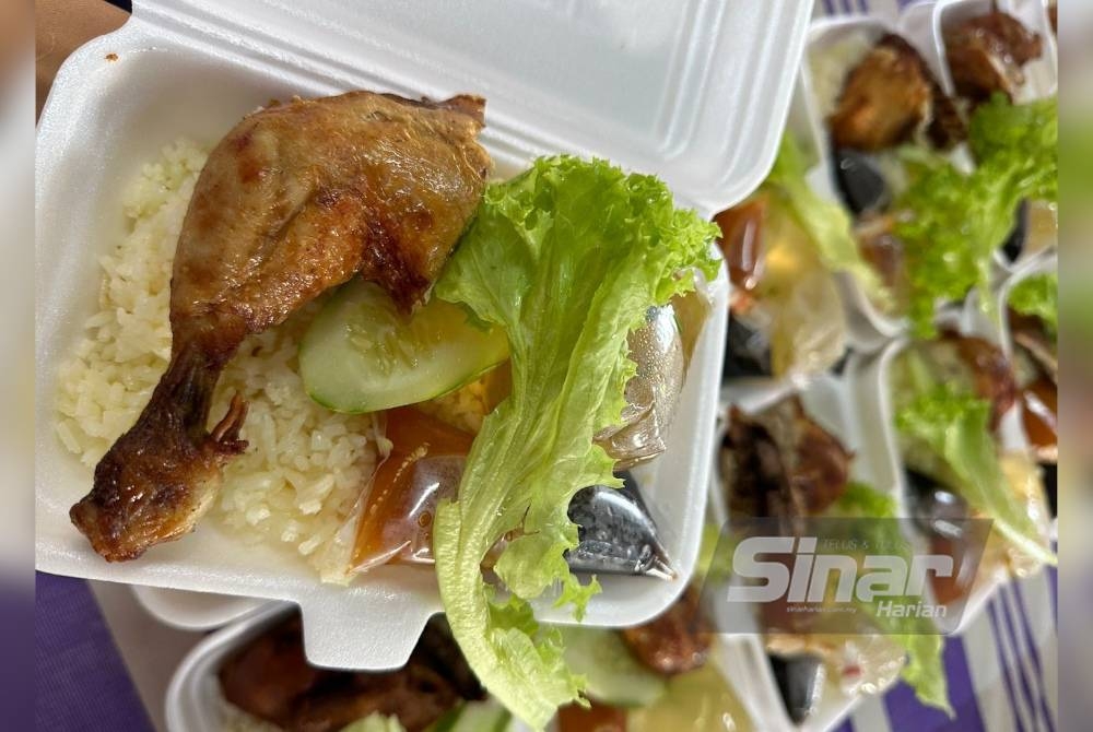 Nasi ayam RM3 yang dijual Yusniraaida di premisnya yang beroperasi di Kuala Besut, Terengganu.
