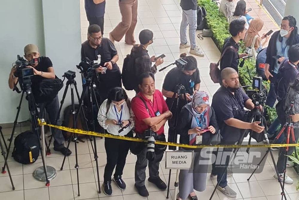 Seawal jam 7 pagi, lebih 30 pengamal media memenuhi pekarangan mahkamah meskipun pertuduhan dijangka pada jam 10 pagi.