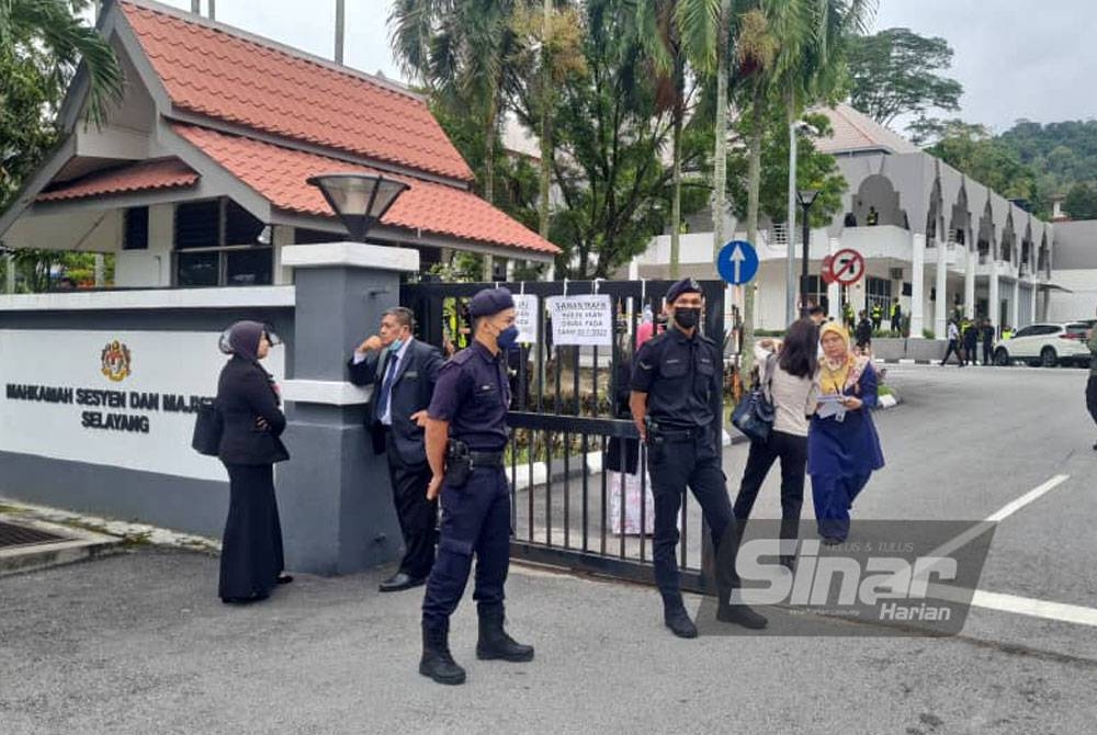 Anggota polis lengkap mengawal keadaan di pintu masuk mahkamah sebagai langkah berjaga-jaga.