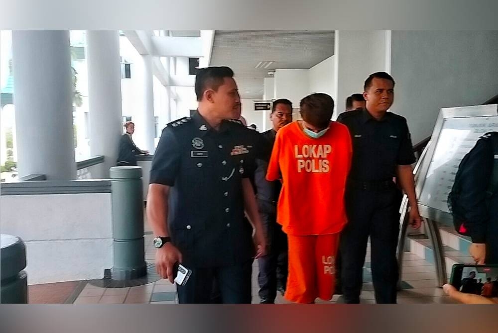 Muhammad Firman Hakimie (dua dari kiri) dibawa keluar dari Mahkamah Majistret di Melaka, pada Selasa.