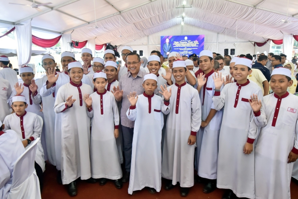 
Caption
Ahmad Samsuri merakam gambar bersama pelajar sempena majlis perasmian pecah tanah bagi pembinaan Kompleks SM Imtiaz Yayasan Terengganu Marang di Kampung Tok Muchong, Marang pada Selasa