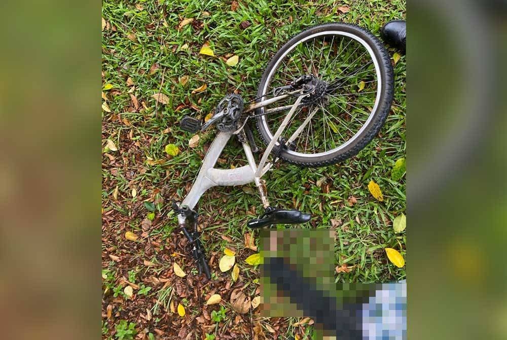 Basikal mangsa yang rosak akibat kejadian. - Foto PDRM