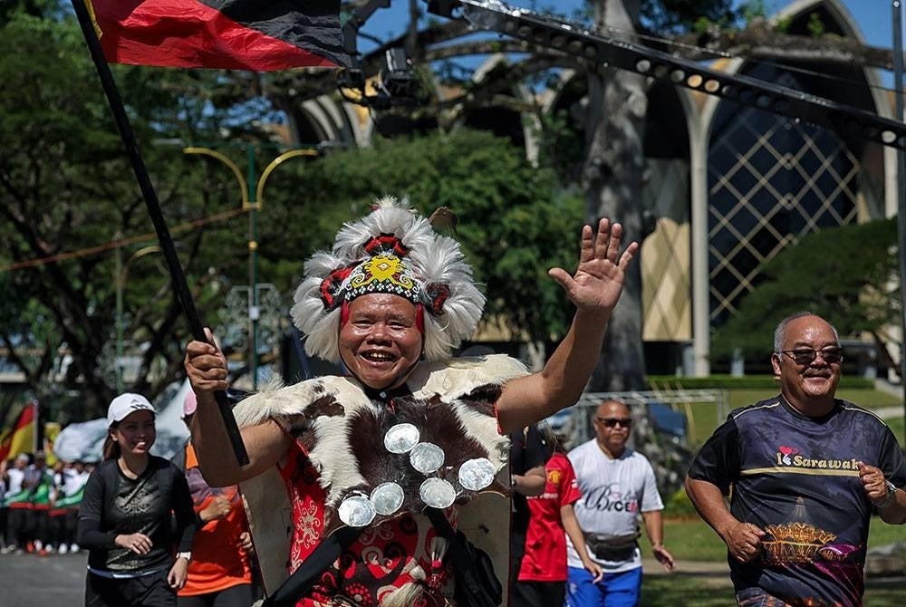 Gelagat peserta dari kontinjen Persatuan Kebangsaan Orang Ulu (OUNA) pada sesi raptai di Padang Merdeka Kuching, hari ini sempena sambutan 60 Tahun Sarawak Merdeka yang akan disambut pada 22 Julai ini.