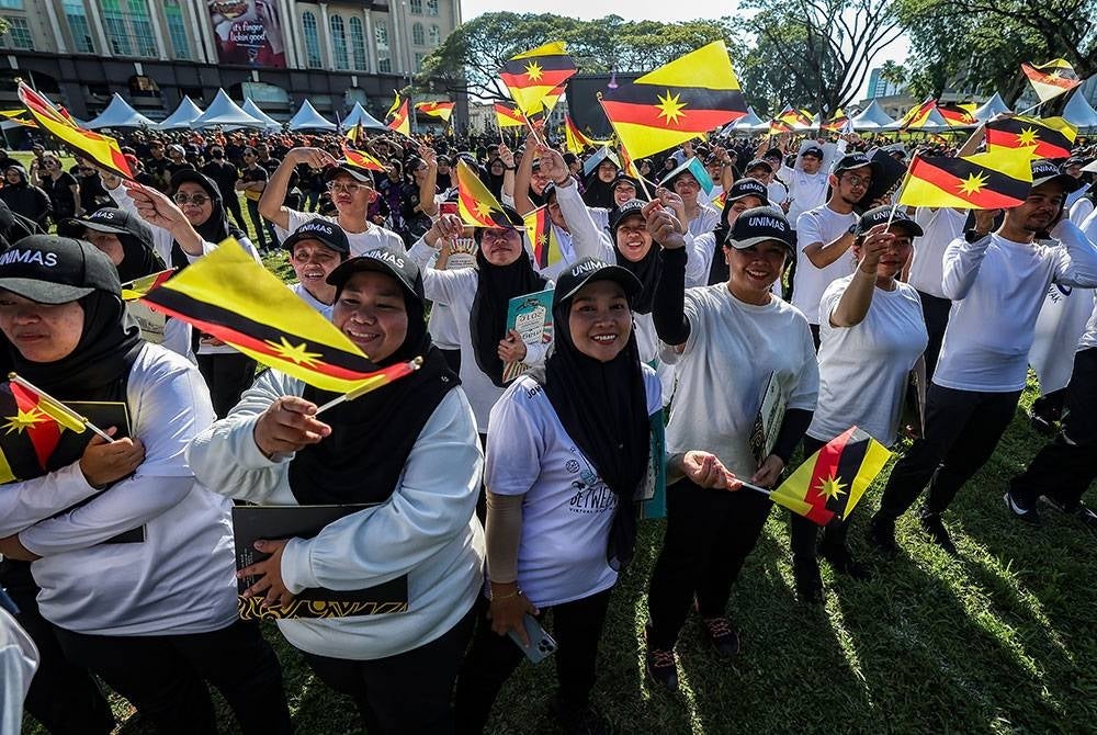 Para peserta kontinjen Universiti Malaysia Sarawak (UNIMAS) mengibarkan bendera negeri Sarawak pada sesi raptai di Padang Merdeka Kuching, hari ini sempena sambutan 60 Tahun Sarawak Merdeka yang akan disambut pada 22 Julai ini.