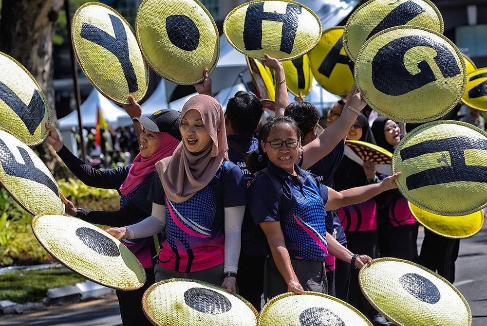 Persembahan dari kontinjen Jabatan Pendidikan Negeri Sarawak ketika sesi raptai di Padang Merdeka Kuching, hari ini sempena sambutan 60 Tahun Sarawak Merdeka yang akan disambut pada 22 Julai ini.