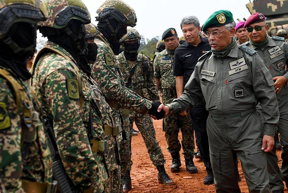 Al-Sultan Abdullah (dua dari kanan) berkenan beramah mesra bersama anggota ATM selepas menyaksikan pertunjukan Latihan Kuasa Tembakan 2023 di Lapang Sasar Kem Syed Sirajuddin pada Selasa. - Foto: Bernama
