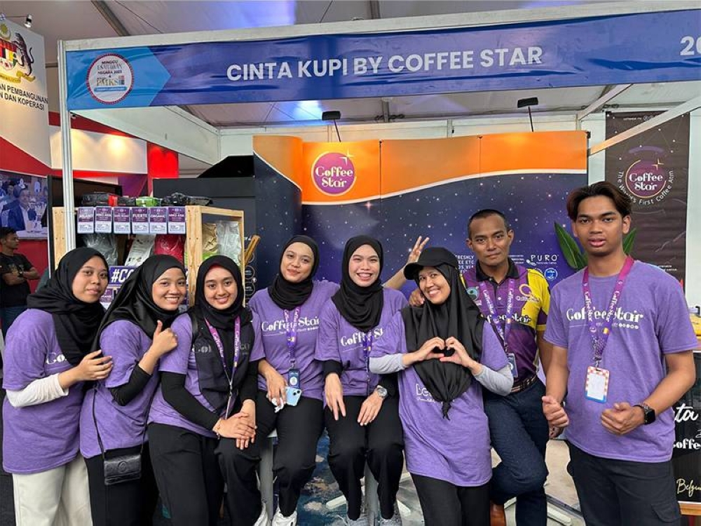 Sebahagian daripada pasukan Coffee Star yang menjayakan Minggu PMKS.