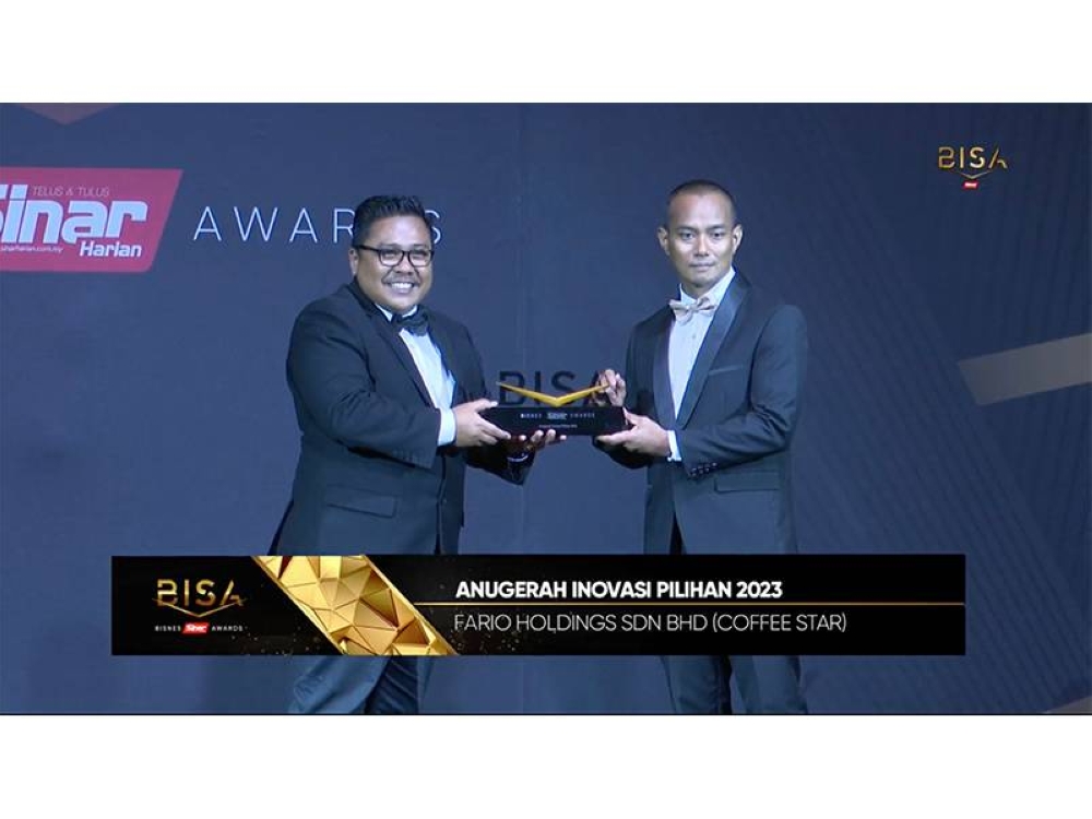 Raja Ahmad (kanan) ketika menerima Anugerah Inovasi Pilihan 2023 BISA Sinar Harian yang diadakan pada Februari lalu.