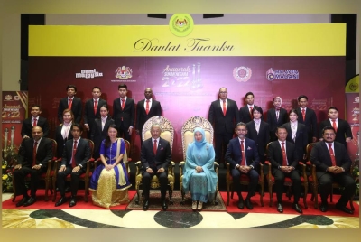 Yang di-Pertuan Agong Al-Sultan Abdullah Ri'ayatuddin Al-Mustafa Billah Shah berkenan berangkat tiba ke Anugerah Sukan Negara 2022 di sini, pada malam Isnin. Turut berangkat, Raja Permaisuri Agong Tunku Azizah Aminah Maimunah Iskandariah. Turut hadir pada majlis itu, Menteri Belia dan Sukan, Hannah Yeoh dan Timbalan Menteri Belia dan Sukan, Adam Adli Abd Halim. - Foto Bernama