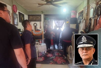 Sepasukan anggota polis cuba memujuk suspek yang bertindak menguncikan diri bersama ibunya dalam kejadian di Taman Jaya Manggatal Kota Kinabalu. Gambar kecil: Mohd Zaidi