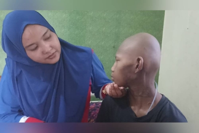 Keadaan leher Irfan yang kehitaman kesan rawatan kemoterapi bagi merawat kanser otot yang dihidapi sejak setahun lalu.