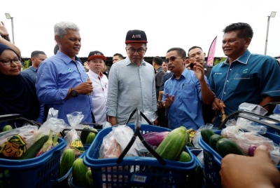 Anwar (tengah) melawat tapak gerai jualan Agro Madani pada Majlis Program Sentuhan Agro Madani Peringkat Negeri Selangor di Sekinchan pada Selasa. - Foto Bernama