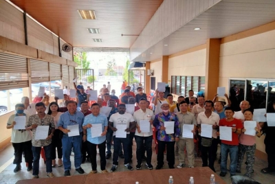 Boon Siew (empat dari kiri) bersama wakil persatuan tokong, persatuan peniaga dan pemimpin tempatan membantah sekiranya orang luar dicalonkan pada PRN Pulau Pinang, Ogos depan.