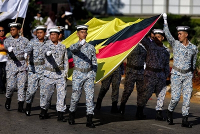 Anggota Tentera Laut Diraja Malaysia (TLDM) membawa bendera negeri Sarawak ketika sesi raptai di Padang Merdeka Kuching, hari ini sempena sambutan 60 Tahun Sarawak Merdeka yang akan disambut pada 22 Julai ini.
