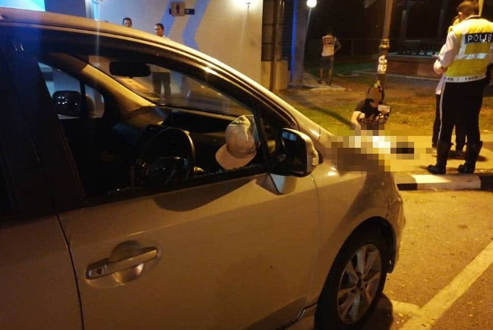 Mereka yang terperangkap dikeluarkan oleh orang awam yang bertindak memecahkan cermin kenderaan berkenaan sebelum itu.