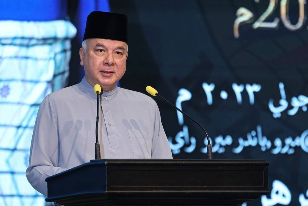 Sultan Nazrin berkenan menyampaikan titah diraja pada Majlis Sambutan Kemuncak Maal Hijrah 1445H Peringkat Negeri Perak hari ini. - Foto Bernama