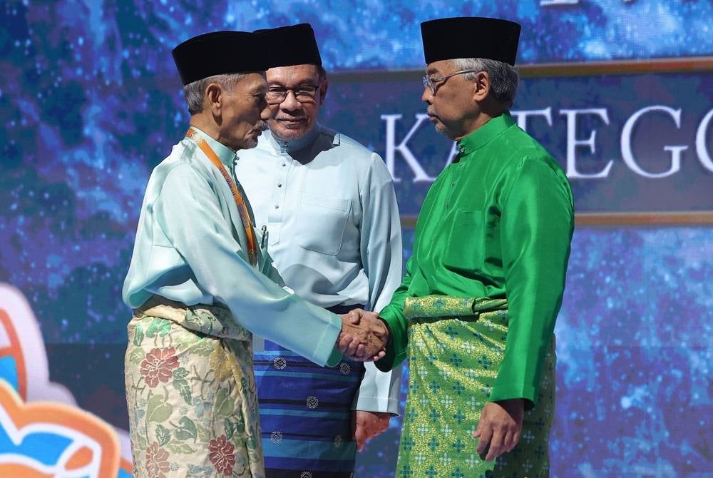 Al-Sultan Abdullah berkenan mengurniakan Anugerah Tokoh Kebangsaan Maal Hijrah kepada Abdul Monir (kiri) pada Majlis Sambutan Ma'al Hijrah Peringkat Kebangsaan Tahun 1445H di Pusat Dagangan Dunia Kuala Lumpur (WTCKL) hari ini. - Foto Bernama