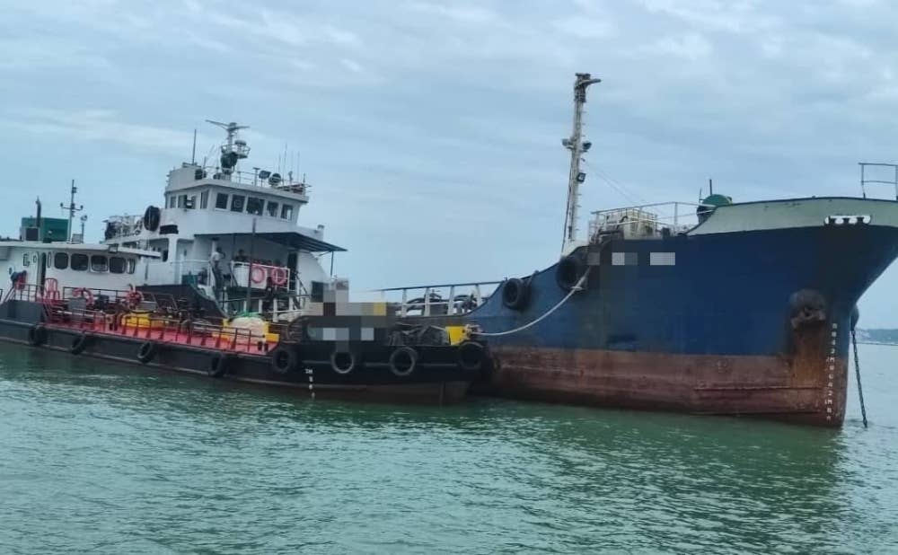 Kedua-dua kapal terbabit ditahan di kedudukan 1 batu nautika tenggara Pulau Perjudi selepas dilihat melakukan aktiviti STS yang mencurigakan. -Foto: Maritim Malaysia