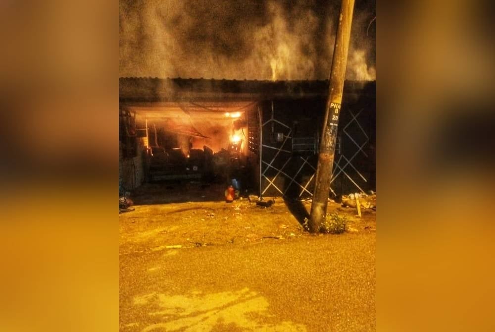 Kebakaran pada Aidilfitri lalu menyebabkan rumah, barangan termasuk peralatan muzik milik Rasyidi musnah.