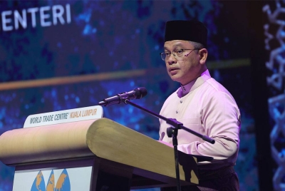 Dr Mohd Na'im menyampaikan ucapan pada Majlis Sambutan Ma'al Hijrah Peringkat Kebangsaan Tahun 1445H di Pusat Dagangan Dunia Kuala Lumpur (WTCKL) pada Rabu. - Foto Bernama