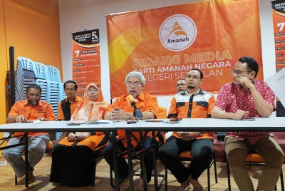 MK Ibrahim (tiga dari kanan) pada sidang akhbar diadakan di Pejabat Amanah Negeri Sembilan.