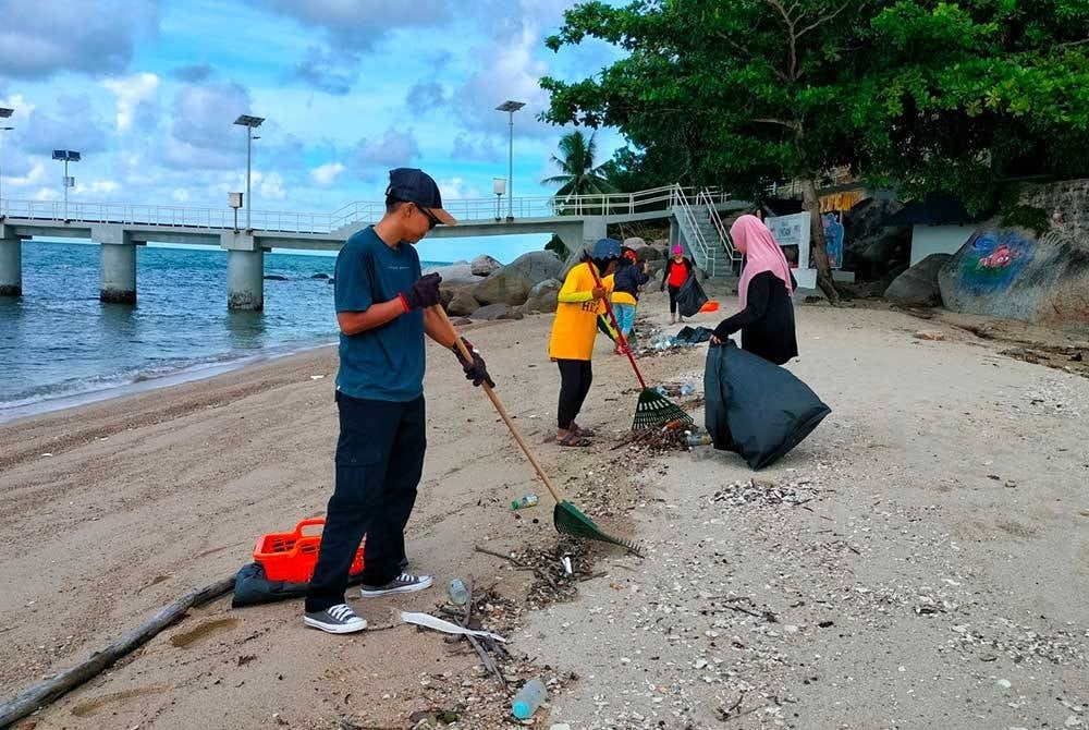 Sebahagian sukarelawan turut memberikan kawasan Taman Laut Pulau Undan.