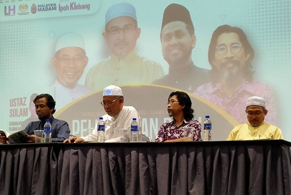 Nik Omar (kanan) ketika hadir menyempurnakan Peluncuran Buku Ustaz Sulam: Sebuah Potret Ulama Kampung dan Pembangunan Nasional di sebuah pusat membeli-belah di sini pada malam Rabu.