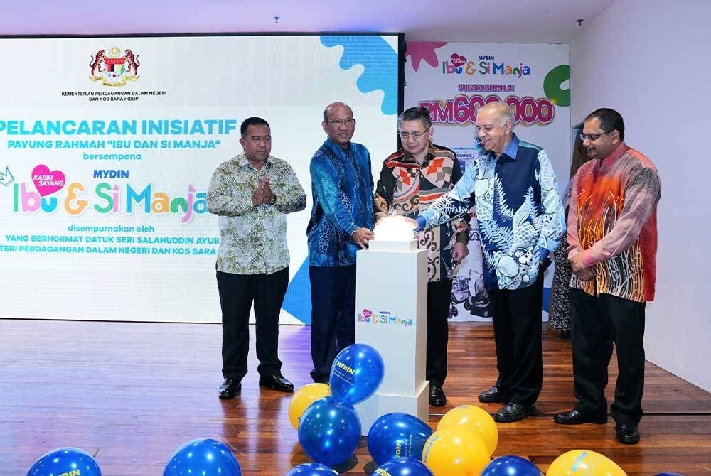 Salahuddin (tengah) dan Ameer (dua dari kanan) menyempurnakan gimik Pelancaran Inisiatif Payung Rahmah 'Ibu dan Si Manja' di Mydin Subang Jaya pada Khamis. Foto Sinar Harian / MOHD HALIM ABDUL WAHID.
