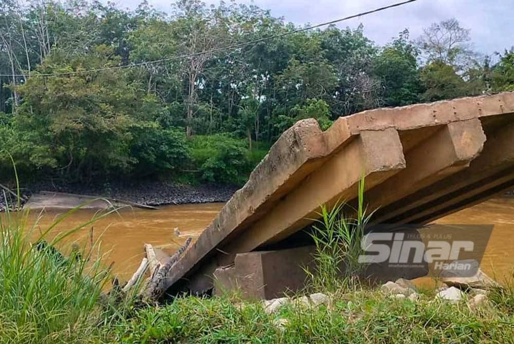 Jambatan konkrit yang runtuh akibat banjir pada 2021 menyukarkan penduduk di Kampung Tanjung Kerayong dekat Mentakab.