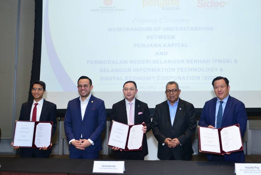 Dari kiri, Raja Ahmad Shahrir, Steven Sim, Taufik Iskandar, Awang Adek dan Kai Ping.