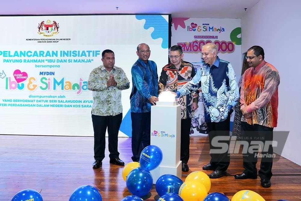 Salahuddin (tengah) dan Ameer (dua dari kanan) menyempurnakan gimik Pelancaran Inisiatif Payung Rahmah 'Ibu dan Si Manja' di Mydin Subang Jaya pada Khamis. Foto Sinar Harian / MOHD HALIM ABDUL WAHID.