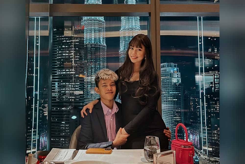 Yonnyboii bersama isterinya Nik Nazira.