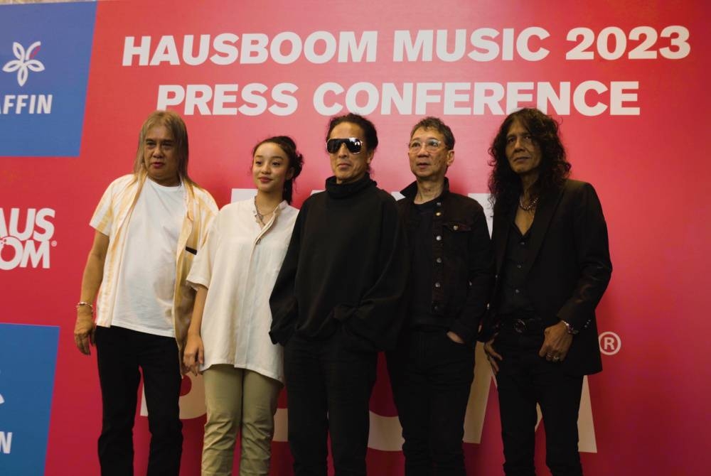 Naimi Daini bersama kumpulan Search.