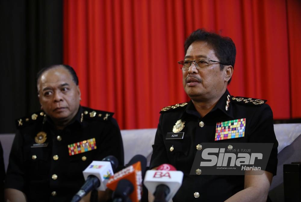 Azam (kanan) ketika sesi dialog sempena program Cakna Rasuah bersama media peringkat Zon Timur di Kuala Nerus, pada Khamis.