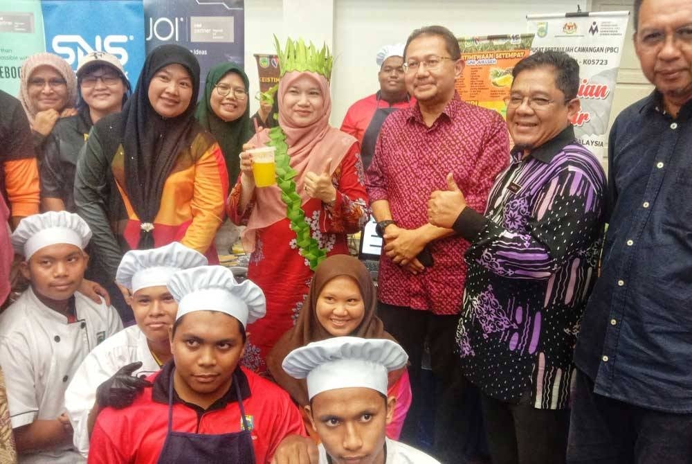 Fadhlina (empat kanan) ketika melawat aktiviti pada karnival itu.