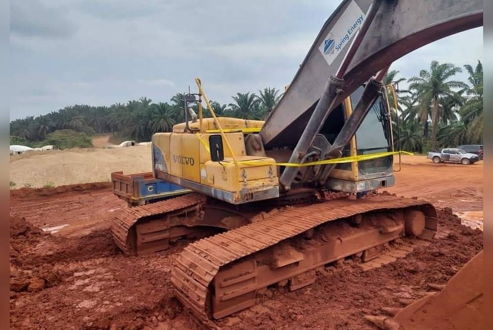 Jengkaut turut disita oleh pihak UPNP dalam serbuan yang dilakukan pada petang Khamis.