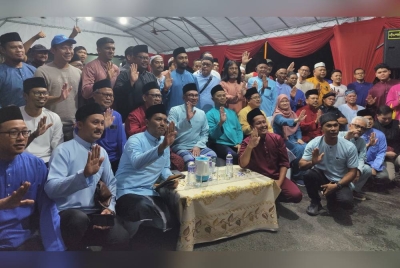 Anwar (duduk kerusi, empat dari kiri) bergambar bersama kepimpinan dan penduduk pada Majlis Sambutan Maal Hijrah Perpaduan Tanjong Karang di Jalan Sekolah Kampung Raja Musa, Tanjong Karang di Kuala Selangor pada Rabu malam.