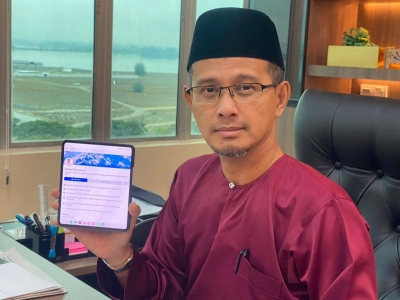 Mohd Fared menunjukkan profile Facebook milik Suhaini Mohammad Suhaini atau lebih dikenali 'Si Hulk.'