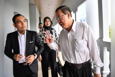 Guan Eng (kanan) hadir di Mahkamah Sesyen pada Khamis bagi sambung perbicaraan kes rasuah yang dihadapinya berhubung empat pertuduhan membabitkan pembinaan terowong dasar laut dan projek pembinaan jalan utama di Pulau Pinang bernilai RM6.3 bilion. - Foto Bernama