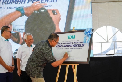 Ahmad Samsuri menyempurnakan Majlis Perasmian dan Penyerahan Kunci Rumah Pekerja TDM Plantation Sdn Bhd di Ladang Jaya dekat Sungai Tong di Setiu, pada Rabu.