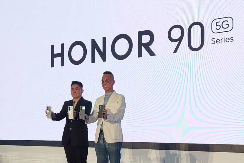 Matthew (kanan) bersama Ketua Pegawai Eksekutif Honor Malaysia, Justin Li ketika pelancaran Honor 90 5G pada Khamis.