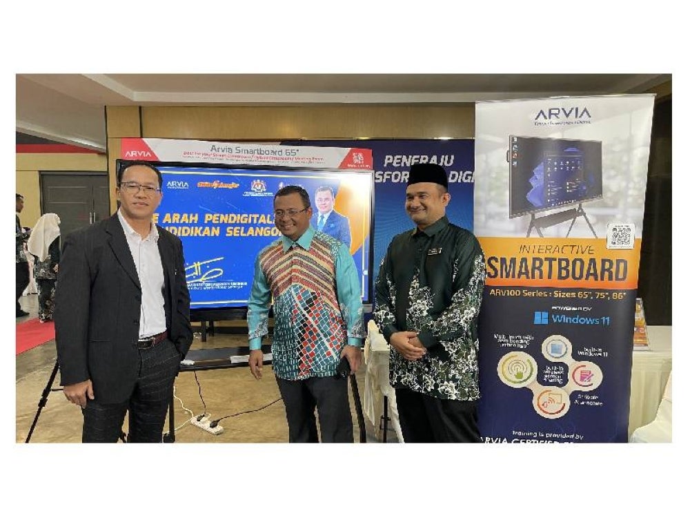 Ahmad Najib (kiri) bersama Amirudin (tengah) pada Majlis Anugerah Perkhidmatan Cemerlang (APC) di Sekolah Jenis Kebangsaan Cina (SKJC) Selayang Baru pada 6 Julai lalu.