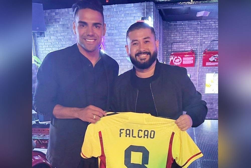 Tunku Ismail (kanan) mendedahkan harga Falcao yang terlampau tinggi menjadi sebab JDT menarik diri daripada menandatangani pemain itu.